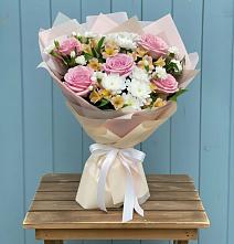 Букет цветов из:  Гвоздики, Орхидеи и Розы в Кутулике