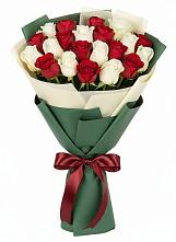 Букет Микс из красных и белых роз в Кутулике