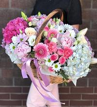 Цветочная композиция из Розы, Хризантемы, Пионы и Лизиантусы в корзине в Кутулике