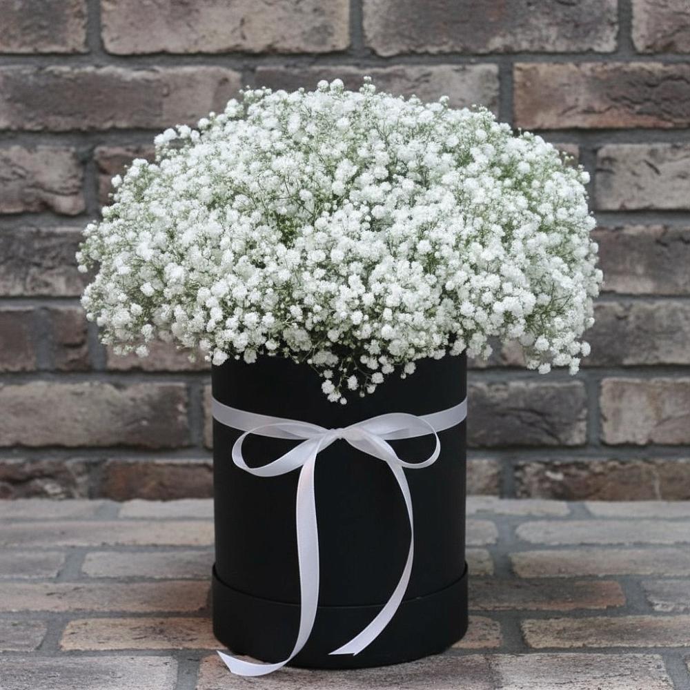 Цветочная композиция из Гипсофила в шляпной коробке в Кутулике