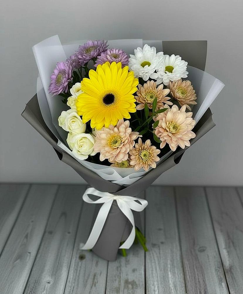 Букет цветов из: Розы, Герберы и Хризантемы в Кутулике