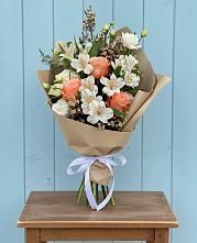 Букет цветов из:  Альстромерии, Лизиантусы, Розы и Хризантемы в Кутулике