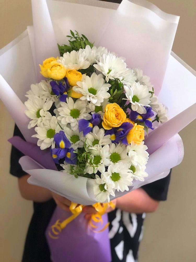 Букет цветов из: Ирисы, Хризантемы и Розы в Кутулике