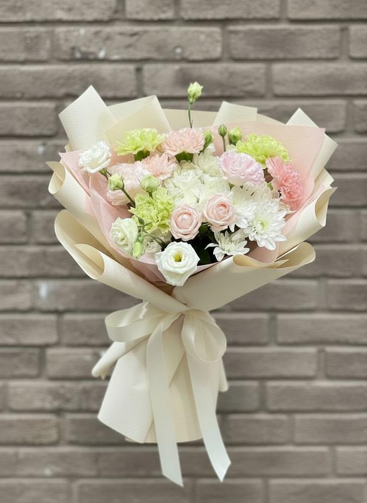 Букет цветов из: Гвоздики, Розы, Лизиантусы и Хризантемы в Кутулике