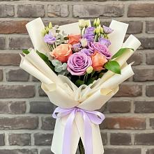 Букет цветов из:  Лизиантусы и Розы в Кутулике