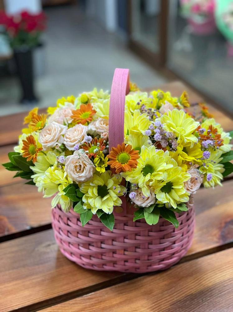 Цветочная композиция из Хризантемы и Розы в корзине в Кутулике