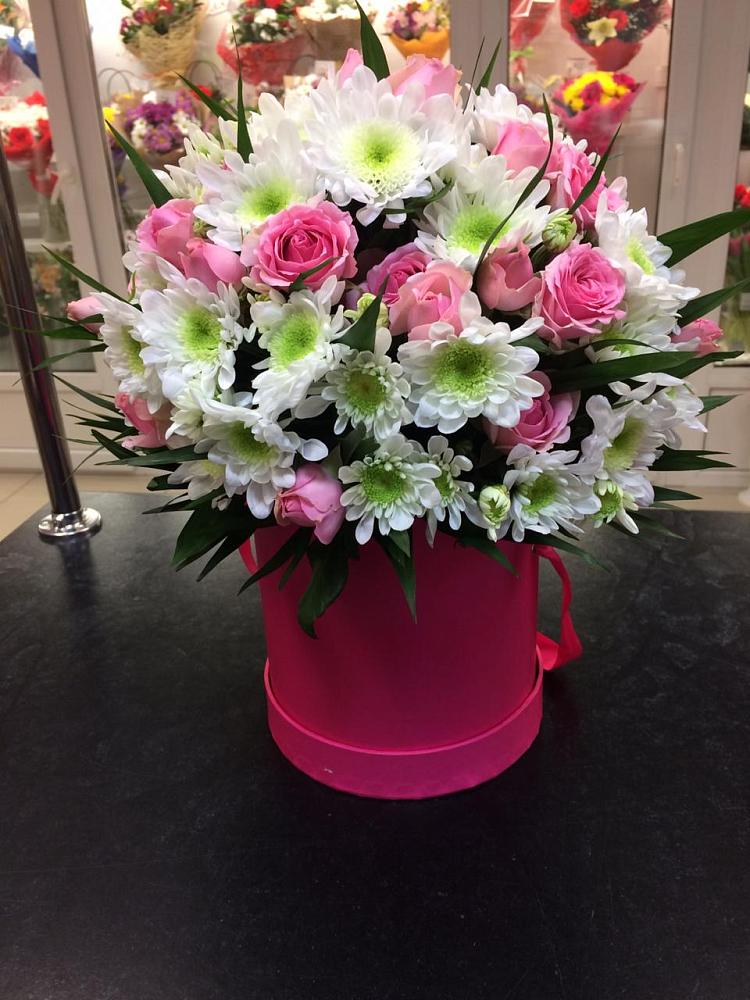 Цветочная композиция из Розы и Хризантемы в шляпной коробке в Кутулике