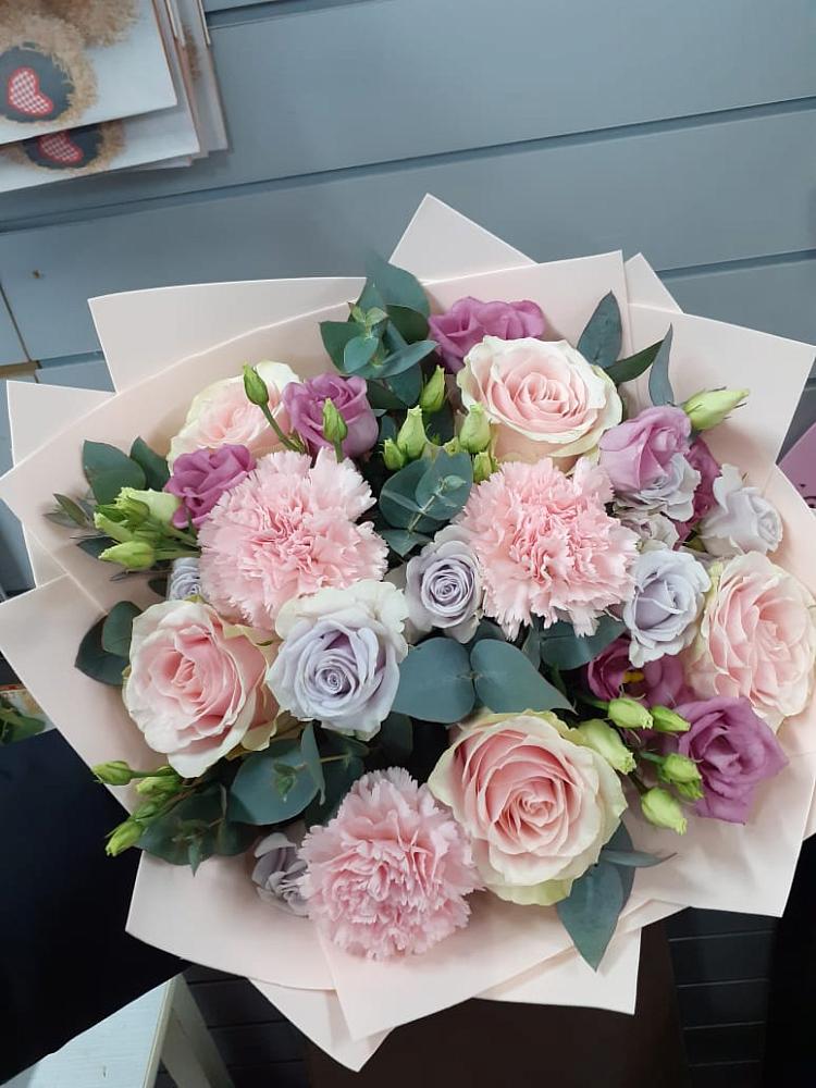 Букет цветов из: Розы, Гвоздики и Лизиантусы в Кутулике