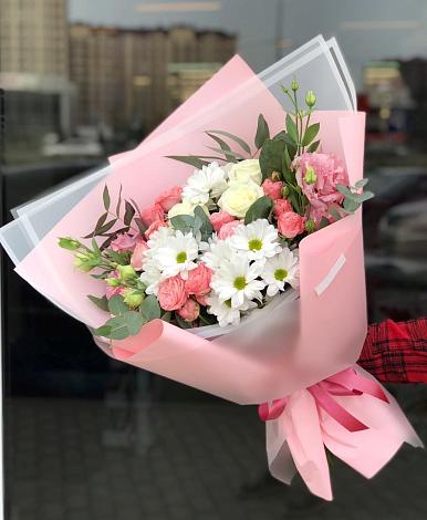 Букет цветов из: Розы, Лизиантусы и Хризантемы в Кутулике