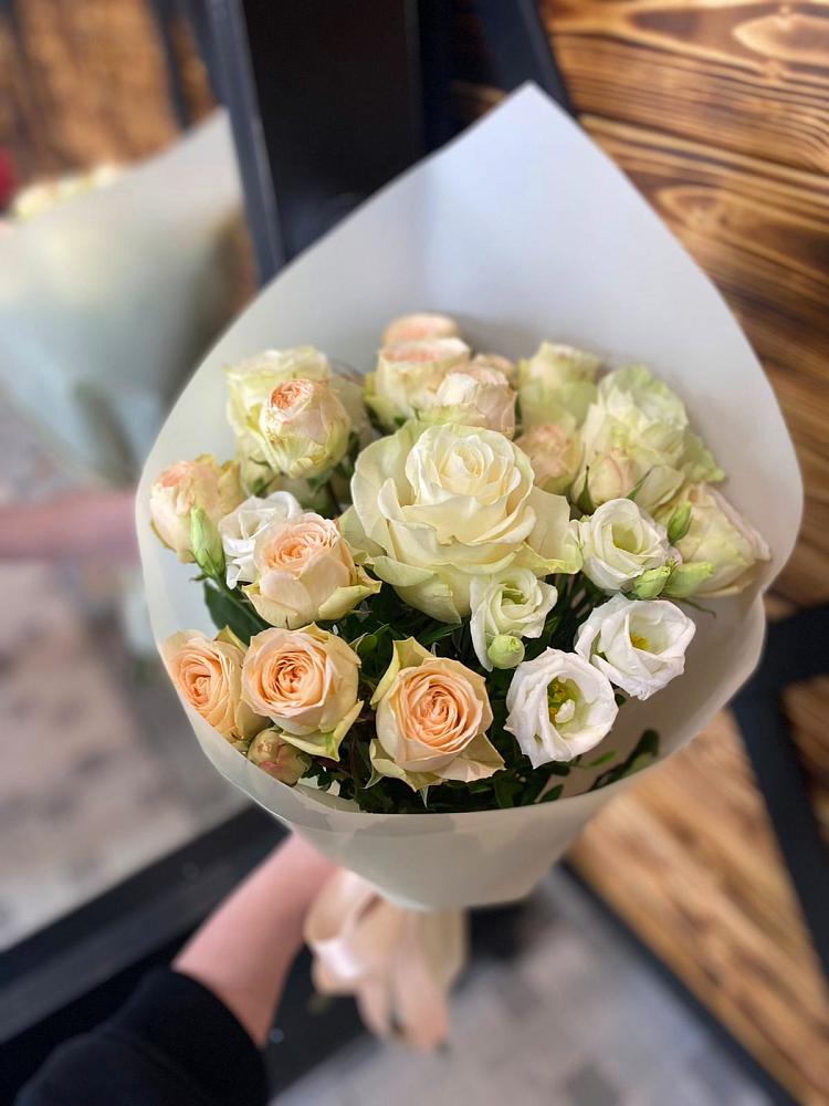 Букет цветов из: Розы и Лизиантусы в Кутулике